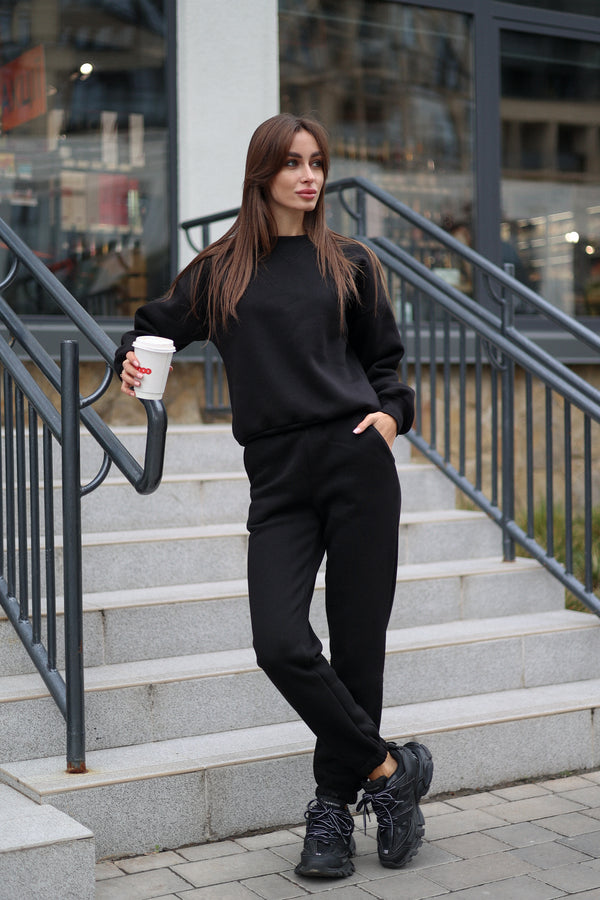 Sweatshirt and joggers in black