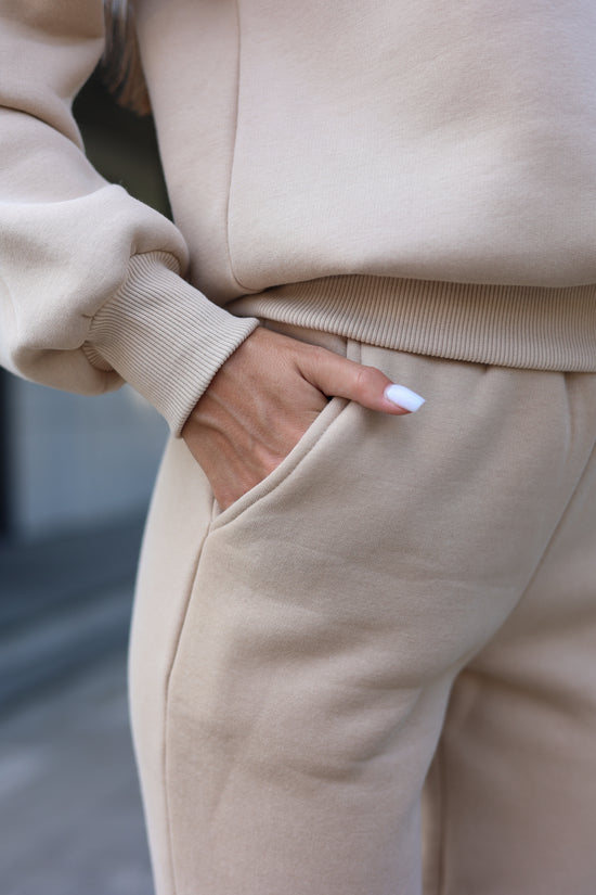 Sweatshirt and joggers in beige
